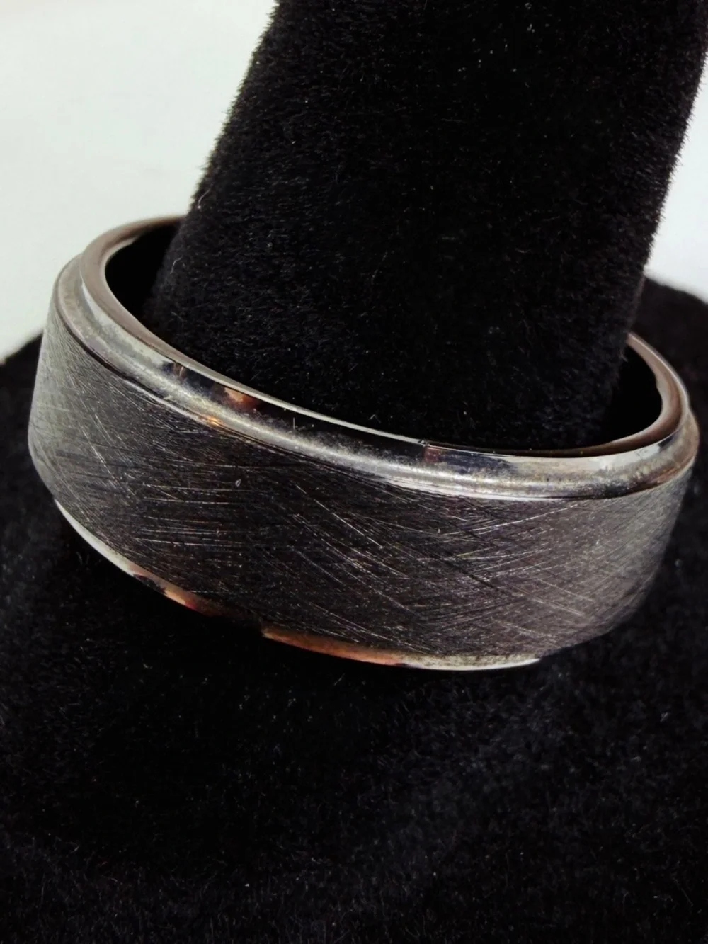 Gorgeous black men’s size 9 1/2 band ring
